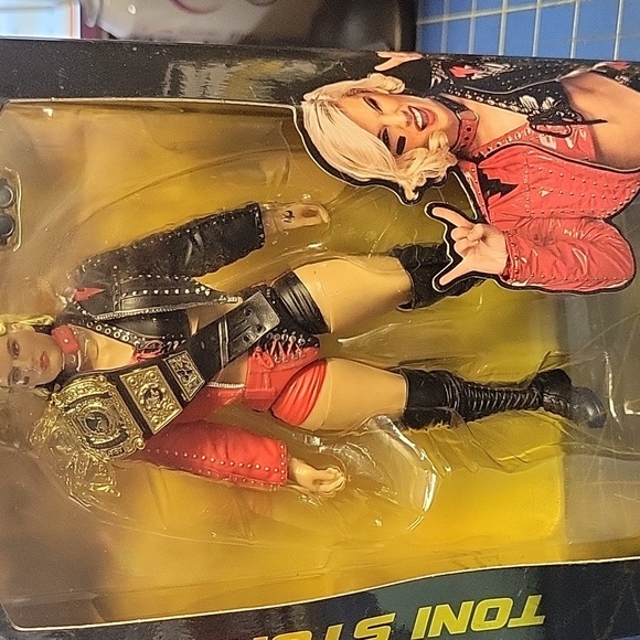 Toni Storm #130 AEW Unrivaled Toy Wrestling Action Figure New - Picture 2 of 2